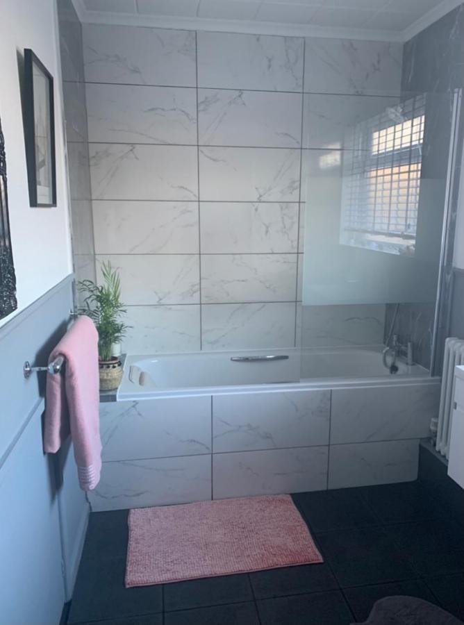 Cosy Rooms In Тонтън Екстериор снимка